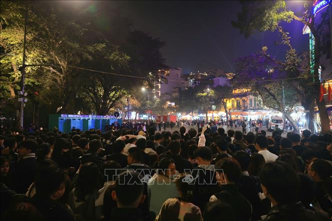 Biển người tập trung về khu vực hồ Hoàn Kiếm. Ảnh: Hoàng Hiếu - TTXVN 