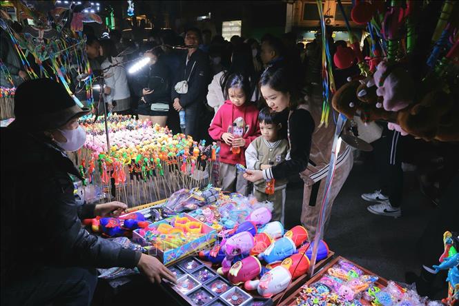 Trẻ em cùng gia đình vui chơi tại khu vực hồ Hoàn Kiếm. Ảnh: Hoàng Hiếu - TTXVN 