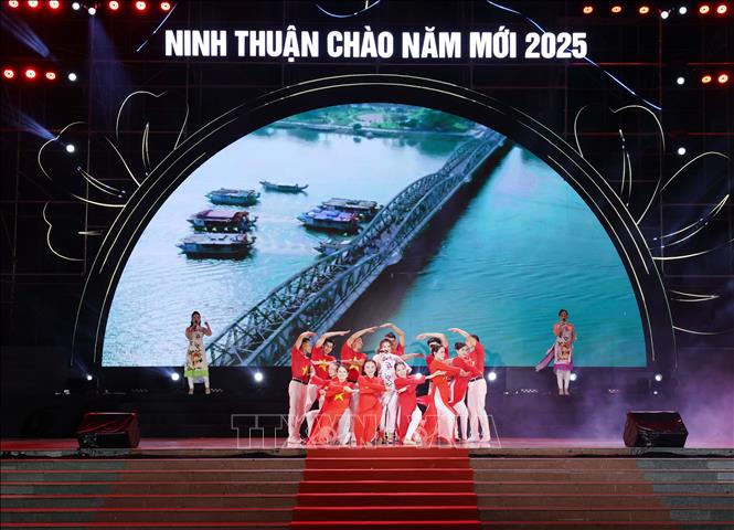 Biểu diễn nghệ thuật chào đón Năm mới 2025. Ảnh: Công Thử - TTXVN