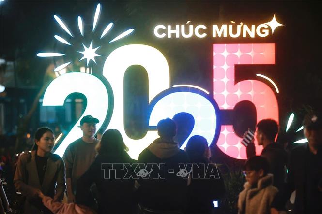 Người dân Thủ đô đổ về khu vực không gian Phố đi bộ quanh hồ Hoàn Kiếm, chờ đón khoảnh khắc chuyển giao sang Năm mới 2025. Ảnh: Minh Quyết - TTXVN