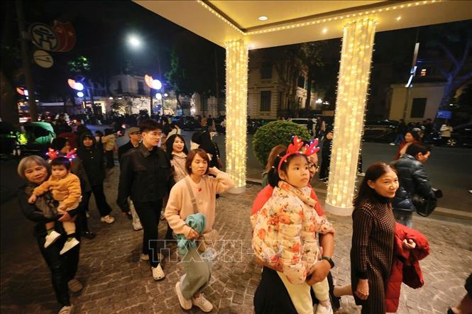 Người dân Thủ đô đổ về khu vực không gian Phố đi bộ quanh hồ Hoàn Kiếm, chờ đón khoảnh khắc chuyển giao sang Năm mới 2025. Ảnh: Minh Quyết - TTXVN
