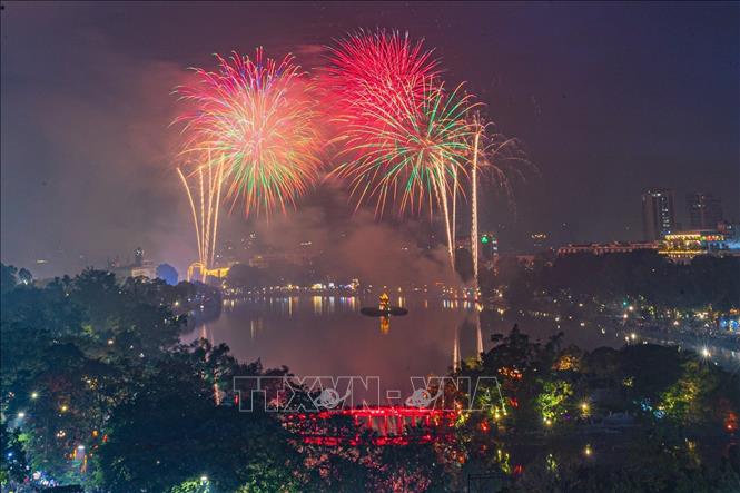 Hà Nội rực rỡ pháo hoa chào Năm mới 2025 - Ảnh thời sự trong nước - Văn