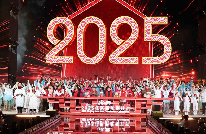 Thời khắc chuyển giao giữa năm cũ và năm mới 2025 đã đến. Ảnh: Công Tuyên-PV TTXVN tại Trung Quốc