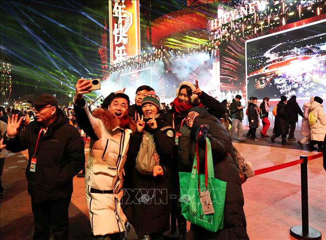 Người dân thủ đô Bắc Kinh cùng lưu lại khoảnh khắc chuyển giao giữa năm cũ và năm mới. Ảnh: Công Tuyên-PV TTXVN tại Trung Quốc