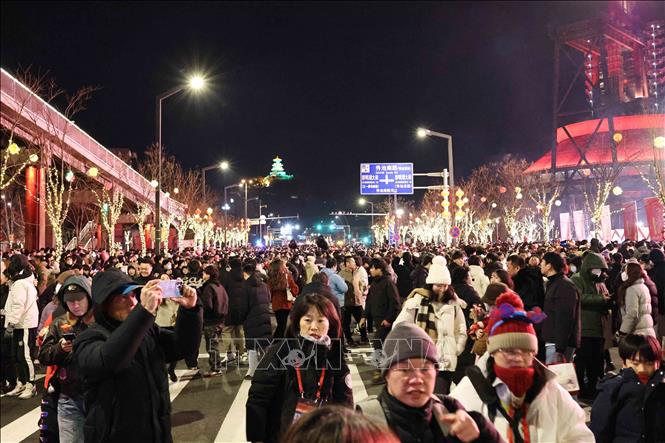 Người dân thủ đô Bắc Kinh tập trung rất đông tại các khu vui chơi, công viên…, để để đón thời khắc chuyển giao giữa năm cũ và năm mới. Ảnh: Công Tuyên-PV TTXVN tại Trung Quốc