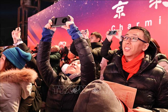 Người dân thủ đô Bắc Kinh háo hức chờ đợi thời khắc chuyển giao giữa năm cũ và năm mới. Ảnh: Công Tuyên-PV TTXVN tại Trung Quốc