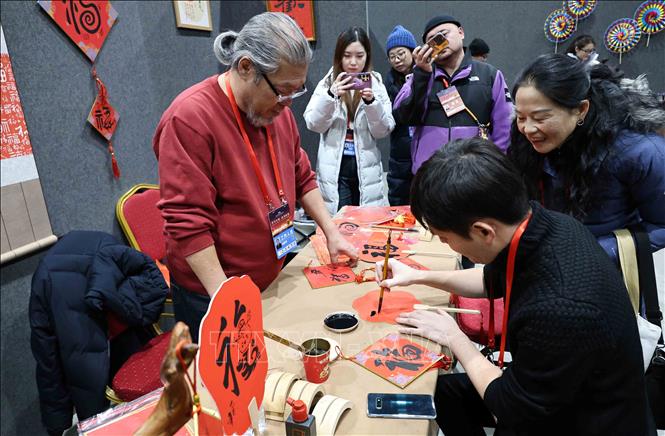 Người dân thủ đô Bắc Kinh xin chữ đầu năm với mong muốn gặp mọi điều tốt lành trong năm mới. Ảnh: Công Tuyên-PV TTXVN tại Trung Quốc