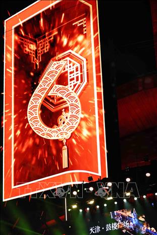 Mọi người cùng tham gia đếm ngược chào đón năm mới 2025. Ảnh: Công Tuyên-PV TTXVN tại Trung Quốc