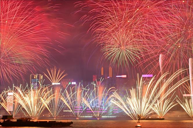 Màn pháo hoa rực rỡ mừng Năm mới 2025 trên cầu cảng Victoria ở Hong Kong (Trung Quốc) ngày 1/1/2025. Ảnh: THX/TTXVN