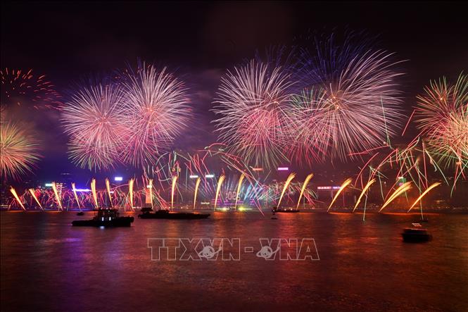 Màn pháo hoa rực rỡ mừng Năm mới 2025 trên cầu cảng Victoria ở Hong Kong (Trung Quốc) ngày 1/1/2025. Ảnh: THX/TTXVN