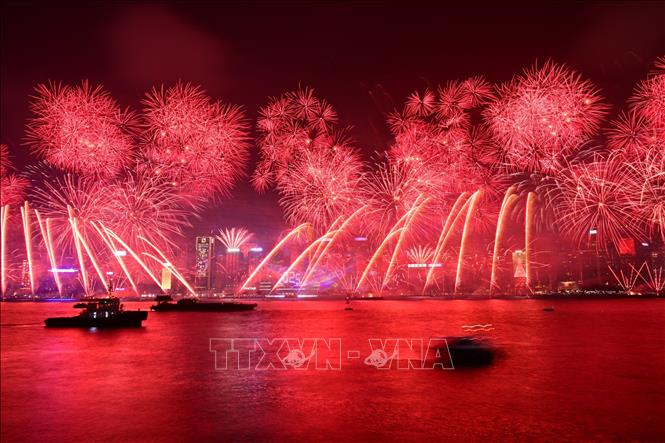 Màn pháo hoa rực rỡ mừng Năm mới 2025 trên cầu cảng Victoria ở Hong Kong (Trung Quốc) ngày 1/1/2025. Ảnh: THX/TTXVN