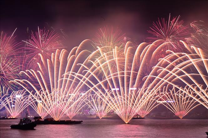 Màn pháo hoa rực rỡ mừng Năm mới 2025 trên cầu cảng Victoria ở Hong Kong (Trung Quốc) ngày 1/1/2025. Ảnh: THX/TTXVN