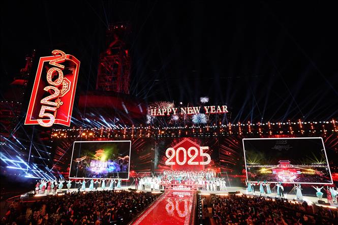 Chương trình nghệ thuật đón Năm mới 2025 tại thủ đô Bắc Kinh, Trung Quốc ngày 1/1/2025. Ảnh: THX/TTXVN