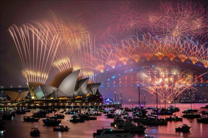 Màn pháo hoa rực rỡ mừng Năm mới 2025 trên cầu cảng Sydney, Australia ngày 1/1/2025. Ảnh: AAP/TTXVN