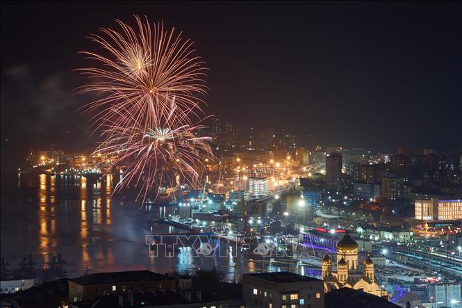 Màn pháo hoa rực rỡ mừng Năm mới 2025 tại Vladivostok, Nga ngày 1/1/2025. Ảnh: THX/TTXVN