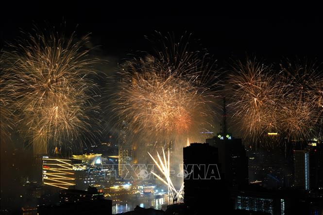 Màn pháo hoa rực rỡ mừng Năm mới 2025 tại thủ đô Bangkok, Thái Lan ngày 1/1/2025. Ảnh: THX/TTXVN