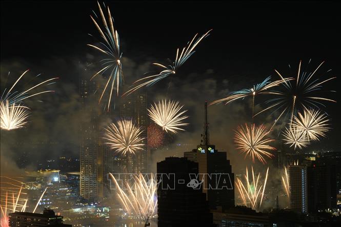 Màn pháo hoa rực rỡ mừng Năm mới 2025 tại thủ đô Bangkok, Thái Lan ngày 1/1/2025. Ảnh: THX/TTXVN