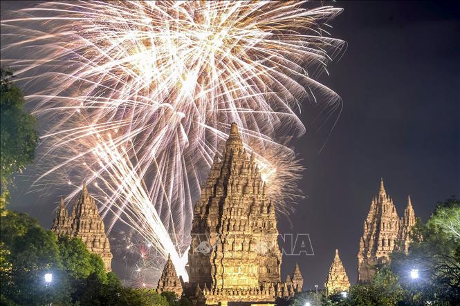 Màn pháo hoa rực rỡ mừng Năm mới 2025 tại Yogyakarta, Indonesia ngày 1/1/2025. Ảnh: THX/TTXVN