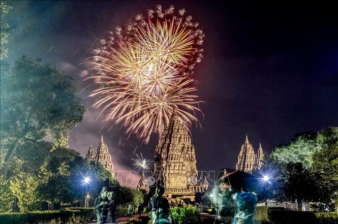 Màn pháo hoa rực rỡ mừng Năm mới 2025 tại Yogyakarta, Indonesia ngày 1/1/2025. Ảnh: THX/TTXVN