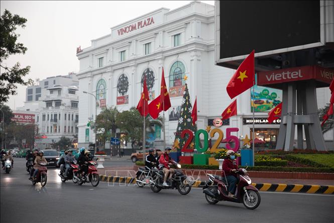 Đường phố thành phố Thái Bình được trang trí cờ hoa chào đón năm mới 2025. Ảnh: Vũ Quang – TTXVN