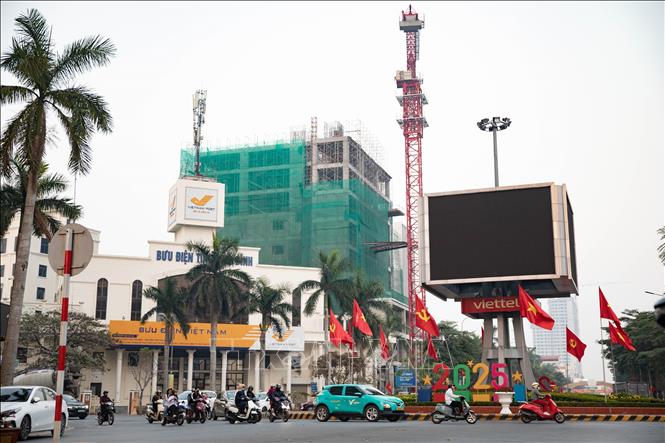 Đường phố thành phố Thái Bình được trang trí cờ hoa chào đón năm mới 2025. Ảnh: Vũ Quang – TTXVN