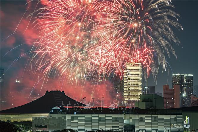 Màn pháo hoa rực rỡ mừng Năm mới 2025 tại vịnh Kallang Basin, Singapore, ngày 1/1/2025. Ảnh: THX/TTXVN