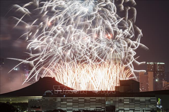 Màn pháo hoa rực rỡ mừng Năm mới 2025 tại vịnh Kallang Basin, Singapore, ngày 1/1/2025. Ảnh: THX/TTXVN