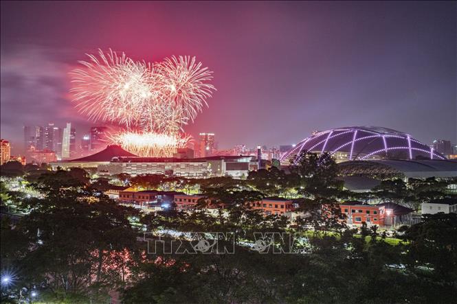 Màn pháo hoa rực rỡ mừng Năm mới 2025 tại vịnh Kallang Basin, Singapore, ngày 1/1/2025. Ảnh: THX/TTXVN