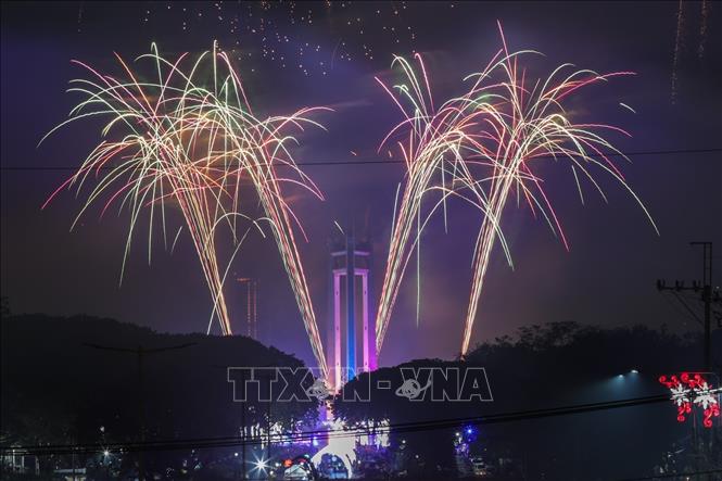 Màn pháo hoa rực rỡ mừng Năm mới 2025 tại thành phố Quezon, Philippines, ngày 31/12/2024. Ảnh: THX/TTXVN