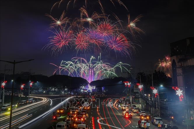 Màn pháo hoa rực rỡ mừng Năm mới 2025 tại thành phố Quezon, Philippines, ngày 31/12/2024. Ảnh: THX/TTXVN
