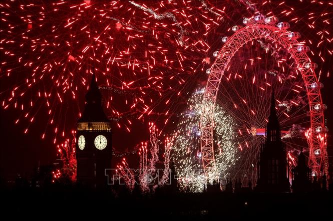 Màn pháo hoa lung linh sắc màu mừng Năm mới 2025 bên toà tháp Elizabeth ở thủ đô London, Anh, ngày 1/1/2025. Ảnh: Getty Images/TTXVN