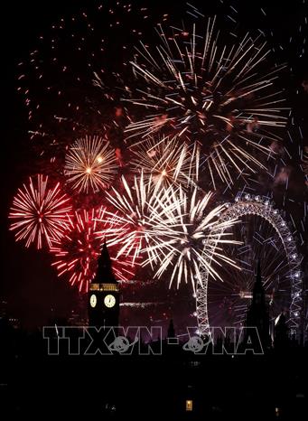 Màn pháo hoa lung linh sắc màu mừng Năm mới 2025 bên toà tháp Elizabeth ở thủ đô London, Anh, ngày 1/1/2025. Ảnh: Getty Images/TTXVN