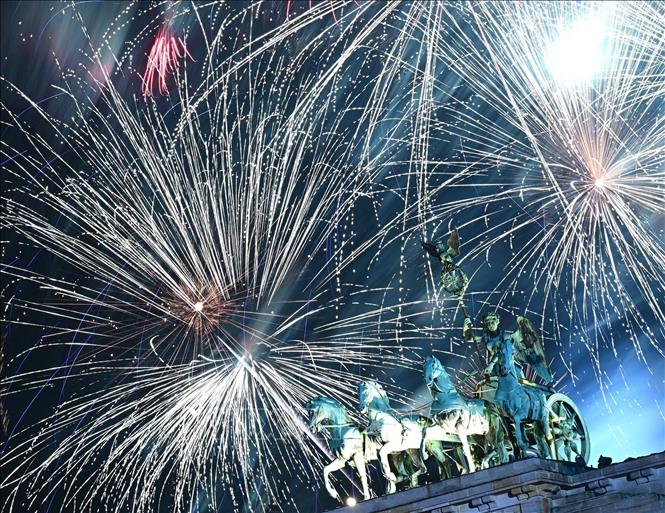 Màn pháo hoa rực rỡ mừng Năm mới 2025 ở thủ đô Berlin, Đức, ngày 1/1/2025. Ảnh: Getty Images/TTXVN