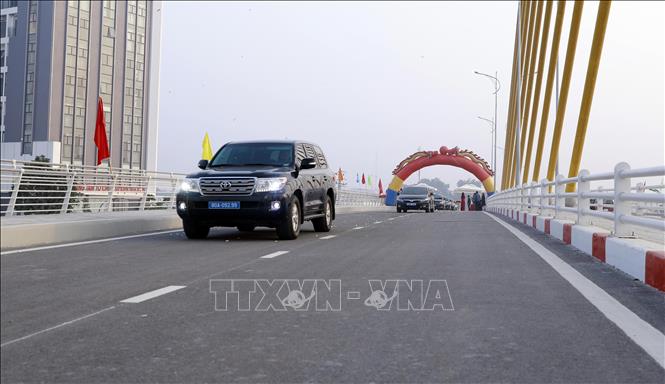 Thông xe cầu vượt đường sắt tại đường Nguyễn Tất Thành, thành phố Vĩnh Yên. Ảnh: Hoàng Hùng – TTXVN