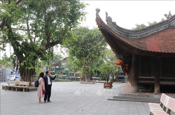 Điều làm nên vẻ đẹp ấn tượng của đình Đình Bảng là 4 góc đao cong trên mái đình đồ sộ mà vẫn không cần con sơn đỡ bẩy. Ảnh: Thanh Thương- TTXVN