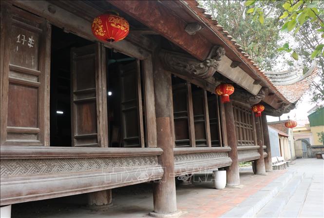 Cho đến nay còn rất ít các ngôi đình giữ được đồng bộ hệ thống sàn gỗ từ Đại bái đến Hậu cung như đình Đình Bảng. Ảnh: Thanh Thương- TTXVN