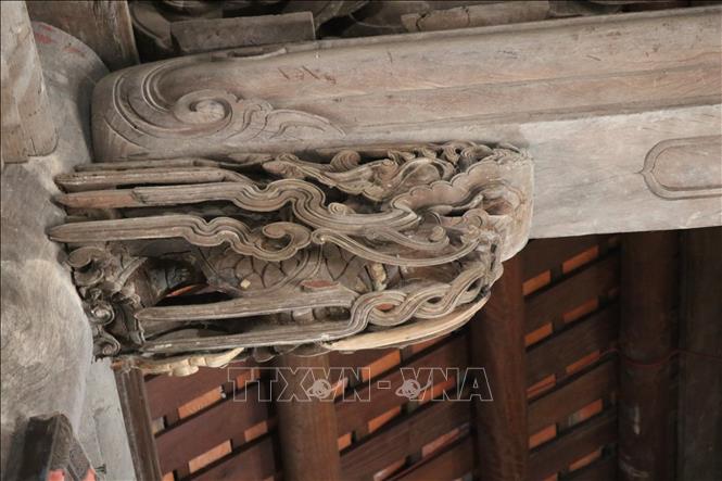 Đầu dư của ngôi đình qua bàn tay khéo kéo của người thợ. Ảnh: Thanh Thương- TTXVN