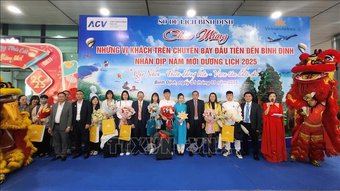 Tặng hoa và quà cho các vị khách xông đất đầu năm 2025. Ảnh: Sỹ Thắng - TTXVN