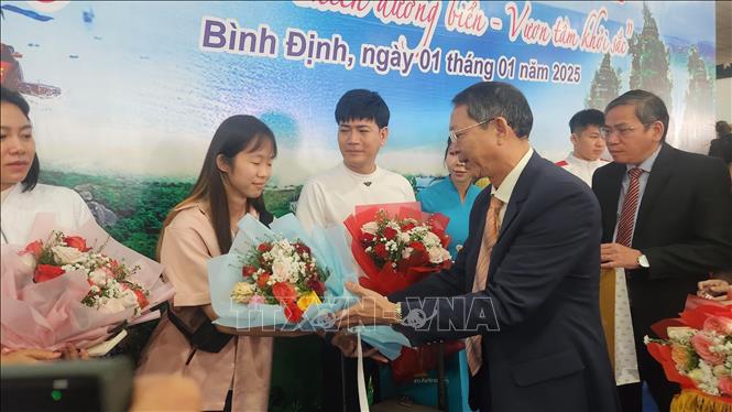 Chào đón những du khách đến từ Hàn Quốc. Ảnh: Sỹ Thắng - TTXVN
