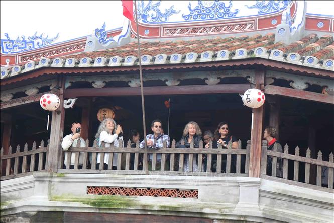 Đoàn khách quốc tế đầu tiên tham quan Chùa Cầu. Ảnh: Đoàn Hữu Trung - TTXVN