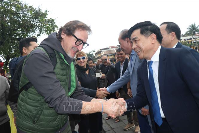 Chủ tịch UBND tỉnh Quảng Nam Lê Văn Dũng chúc mừng các thành viên đoàn khách quốc tế đầu tiên tham quan Hội An năm 2025. Ảnh: Đoàn Hữu Trung - TTXVN