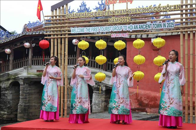 BiỂu diễn văn nghệ chào mừng đoàn khách quốc tế đầu tiên tham quan Hội An năm 2025. Ảnh: Đoàn Hữu Trung - TTXVN