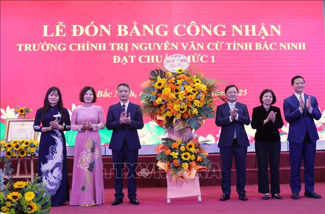 Các đồng chí lãnh đạo tỉnh Bắc Ninh tặng hoa chúc mừng Trường Chính trị Nguyễn Văn Cừ đạt chuẩn mức 1. Ảnh: Thanh Thương- TTXVN