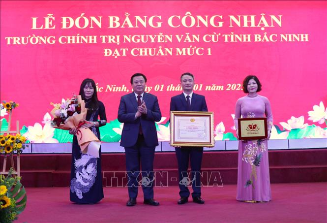 Ủy viên Bộ Chính trị, Giám đốc Học viện Chính trị Quốc gia Hồ Chí Minh, Chủ tịch Hội đồng Lý luận Trung ương Nguyễn Xuân Thắng trao Bằng và chứng nhận đạt  chuẩn mức 1 cho Trường Chính trị Nguyễn Văn Cừ, tỉnh Bắc Ninh. Ảnh: Thanh Thương- TTXVN