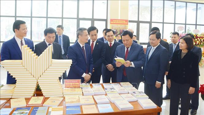 Ủy viên Bộ Chính trị, Giám đốc Học viện Chính trị Quốc gia Hồ Chí Minh, Chủ tịch Hội đồng Lý luận Trung ương Nguyễn Xuân Thắng cùng các đại biểu tham quan trưng bày sách tại Trường Chính trị Nguyễn Văn Cừ, tỉnh Bắc Ninh. Ảnh: Thanh Thương- TTXVN