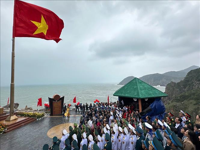 Cờ Tổ quốc tung bay tại Mũi Đại Lãnh trong Lễ Chào cờ. Ảnh: Tường Quân – TTXVN