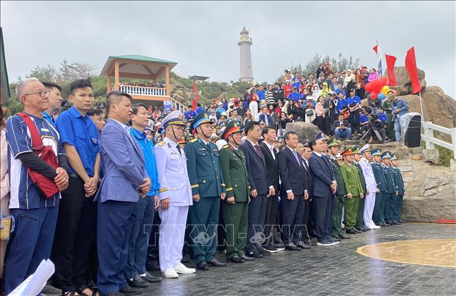 Lãnh đạo, cán bộ, chiến sỹ, người dân và du khách tham gia Lễ Chào cờ tại Mũi Đại Lãnh. Ảnh: Tường Quân – TTXVN