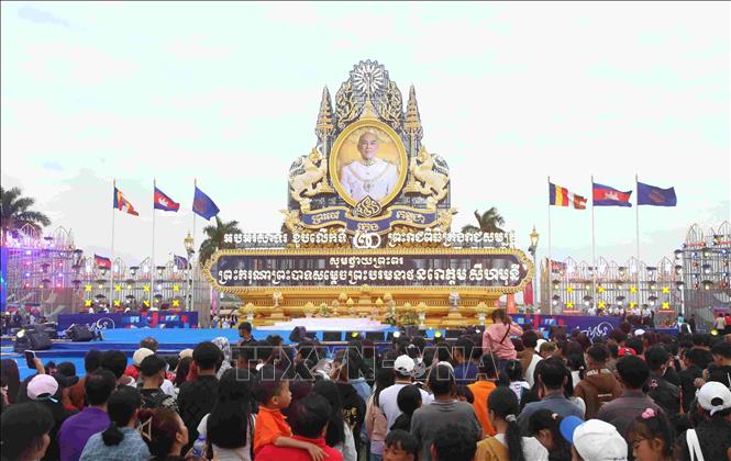 Hình ảnh Quốc vương Norodom Sihamoni được bày trí trang trọng tại quảng trường trước Cung điện Hoàng gia Campuchia. Ảnh: Hoàng Minh - PV TTXVN tại Camphia 