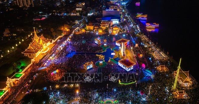 Toàn cảnh trung tâm thủ đô Phnom Penh (Campuchia) tối 31/12/2014, khu vực tổ chức đón mừng năm mới 2025 trong khuôn khổ sự kiện “Chào mừng Campuchia” lần đầu tiên được tổ chức. Ảnh: AKP/TTXVN phát 