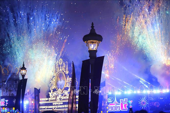 Pháo hoa rực rỡ chào mừng năm mới 2025 tại khu vực Cung điện Hoàng Campuchia ở trung tâm thủ đô Phnom Penh. Ảnh: Hoàng Minh - PV TTXVN tại Campuchia 